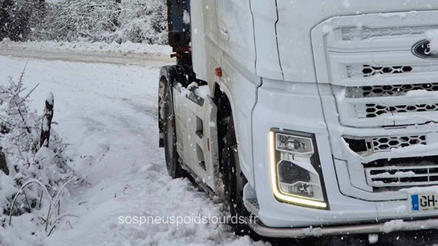 Dépannage et remplacement pneu poids lourd sur la route