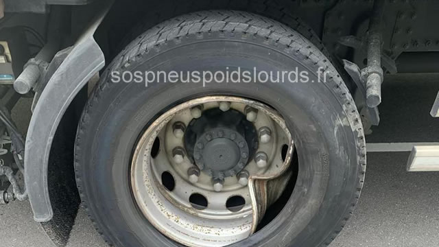 Réparation pneu poids lourd crevé